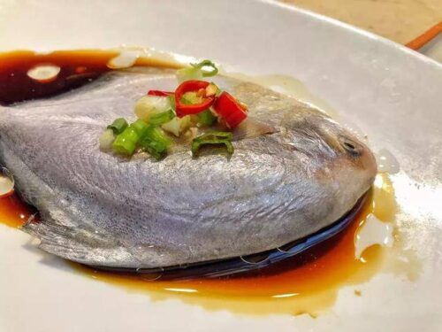 Cá chim trắng hấp xì dầu