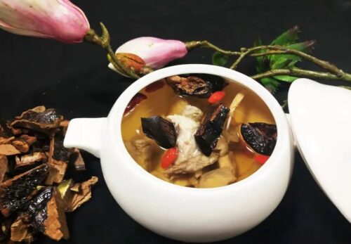 Canh gà hầm nấm tùng nhung